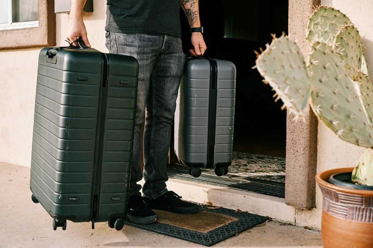 20-Inch Carry-on vs. 24-Inch Checked: What to Pack for a Week Trip 20-Inch Carry-on vs. 24-Inch Checked: What to Pack for a Week Trip