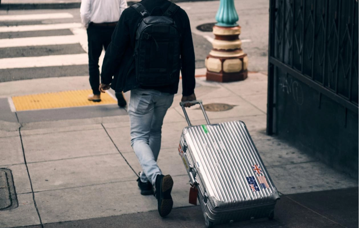 Aluminum Alloy Suitcase vs PC Luggage: Which Is Better? Aluminum Alloy Suitcase vs PC Luggage: Which Is Better?